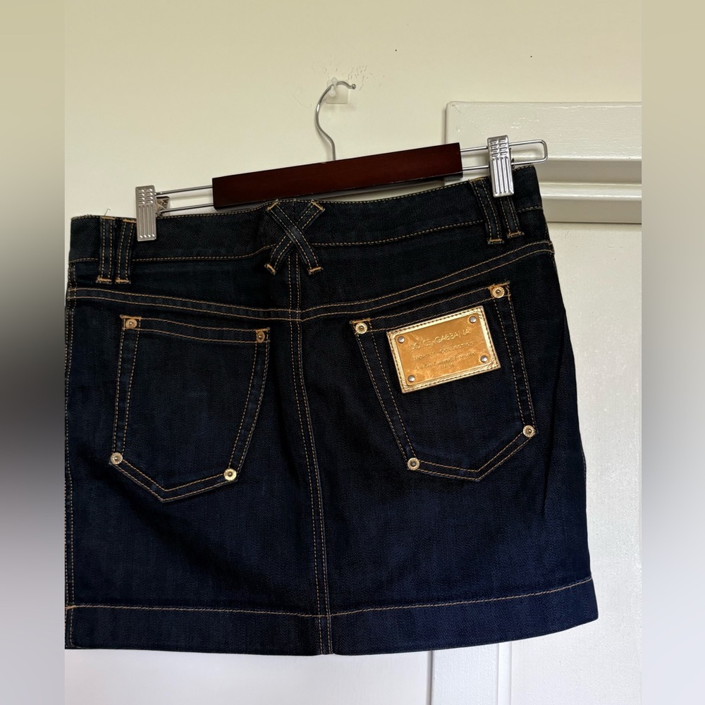 Dolce & Gabbana Dark Blue Denim Mini Skirt with Gold Logo Plate. Y2K